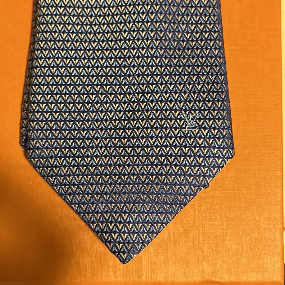 LV Men’s Diamond V neck tie.
